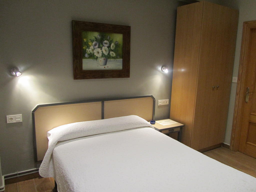 Hostal Puerta La Villa Valladolid Exterior foto
